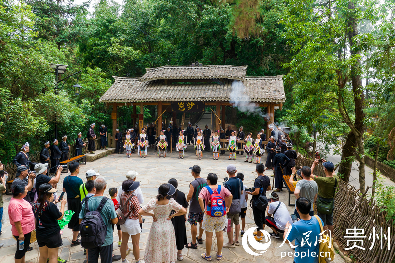 岜沙苗寨鳴槍迎客。人民網記者 涂敏攝