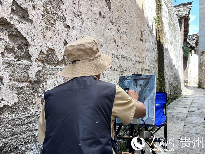 游客在屯堡寨子內采風。人民網 陳潔泉攝