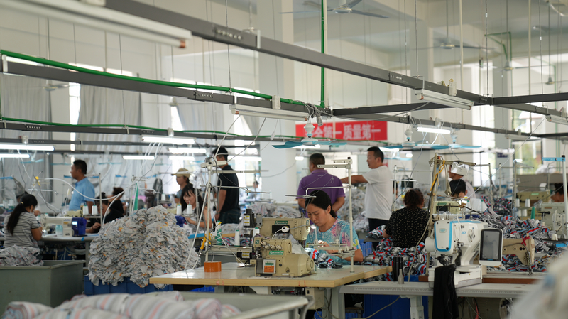 寬敞明亮的廠房內(nèi),縫紉機(jī)的“噠噠”聲不絕于耳,60余名工人正在各自的崗位上熟練地進(jìn)行裁剪、縫制、熨燙,加緊趕制銷往海外的服裝訂單。思南縣融媒體中心供圖