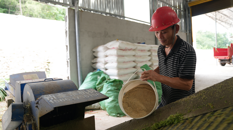 圈舍內(nèi)干凈整潔,飼料攪拌機(jī)、飼草加工機(jī)、撒料機(jī)等配套設(shè)施一應(yīng)俱全。思南縣融媒體中心供圖
