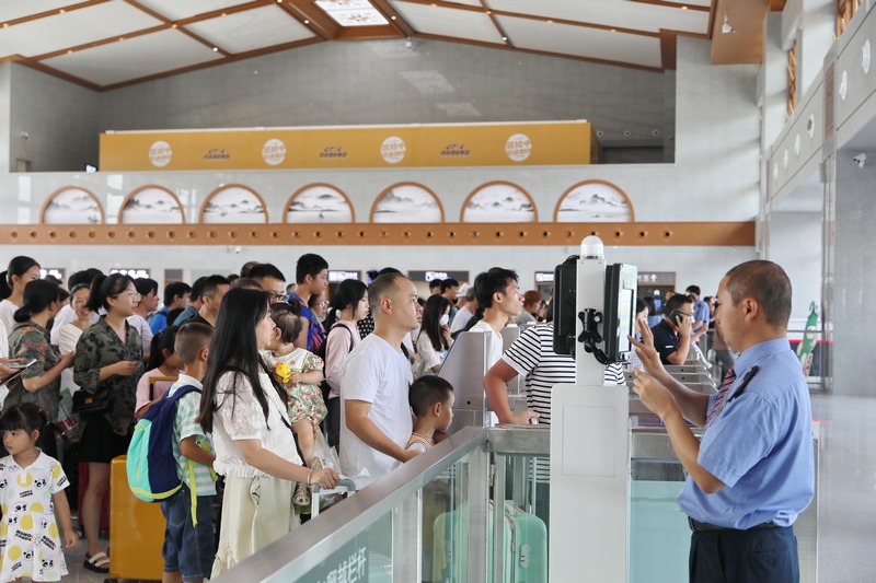 貴南高鐵貴荔段已開通運營。圖片由國鐵成都局提供