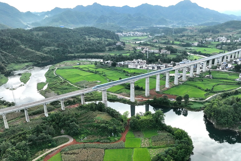 貴南高鐵即將全線貫通運營。圖片由國鐵成都局提供