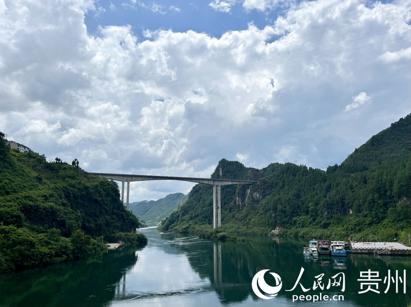 烏江沿岸。人民網(wǎng) 李麗萍攝