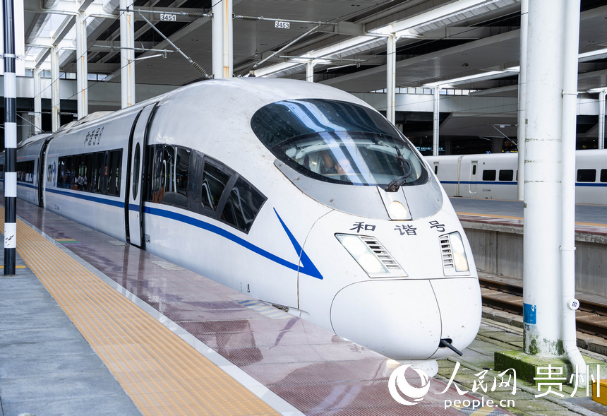 貴南高鐵正式開通運營。人民網 陽茜攝