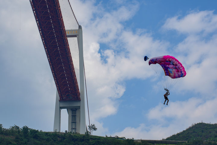 2023國際高橋極限運動邀請賽（壩陵河大橋站）開賽。龍建睿攝