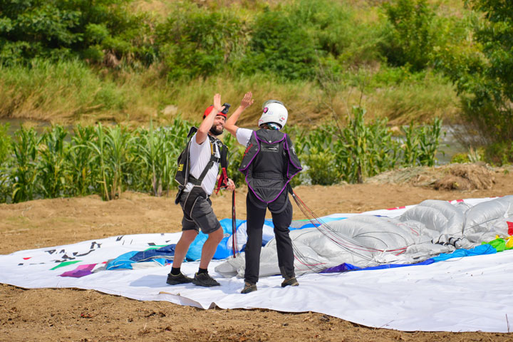 運動員成功降落后與工作人員分享喜悅。龍建睿攝