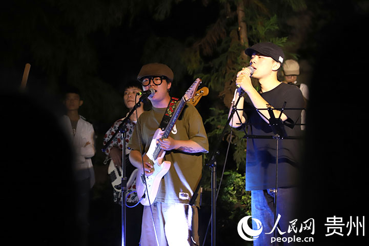 歌手在路邊音樂會現場深情演唱。人民網 顧蘭云攝