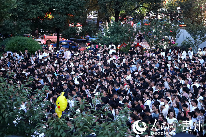 3、路邊音樂會現場人頭攢動，等待開唱。人民網 顧蘭云攝