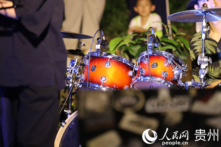 路邊音樂會現場擺放的架子鼓。人民網 顧蘭云攝