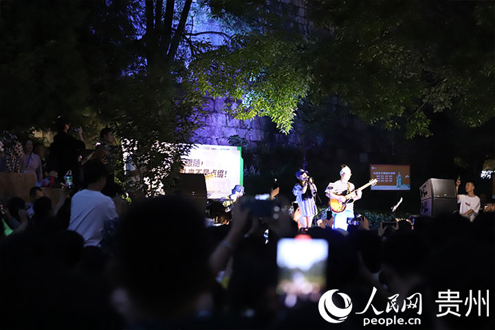 歌手在路邊音樂會盡情開唱。人民網 顧蘭云攝