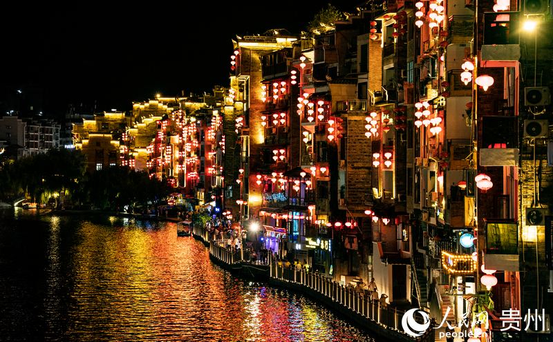華燈初上，鎮(zhèn)遠(yuǎn)古城兩岸燈火通明。人民網(wǎng) 陽(yáng)茜攝.jpg