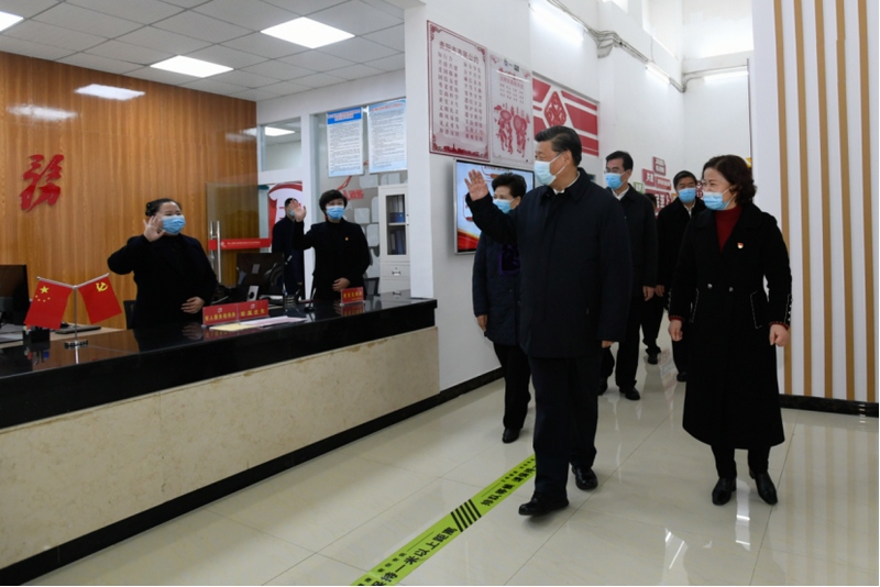 2021年2月3日至5日，中共中央總書記、國家主席、中央軍委主席習近平來到貴州考察調研，看望慰問各族干部群眾，向全國各族人民致以美好的新春祝福。這是4日下午，習近平在貴陽市觀山湖區金陽街道金元社區考察開展便民服務、加強基層黨建工作情況。 新華社記者 李學仁 攝