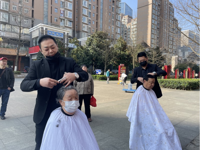 理發店為居民提供義剪服務。金元社區黨總支供圖