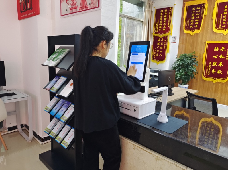 居民在服務中心自助辦理業務。金元社區黨總支供圖