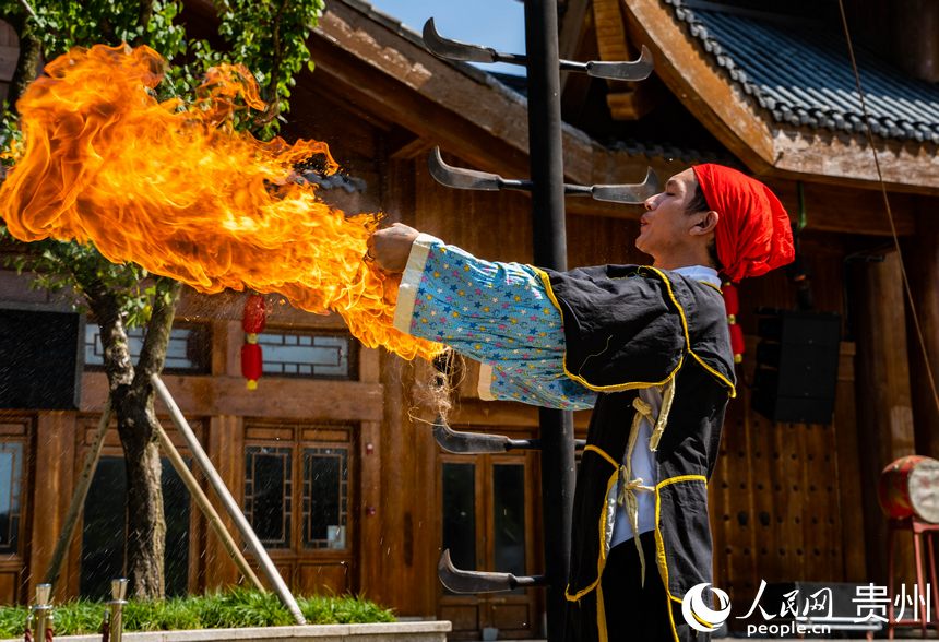 民族特技表演。人民網(wǎng) 陽茜攝