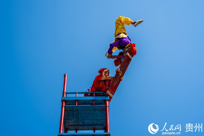 民族特技表演。人民網 陽茜攝