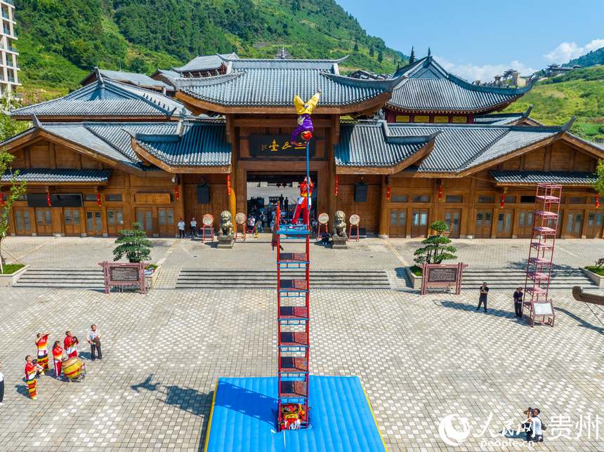 民族特技表演。人民網 陽茜攝