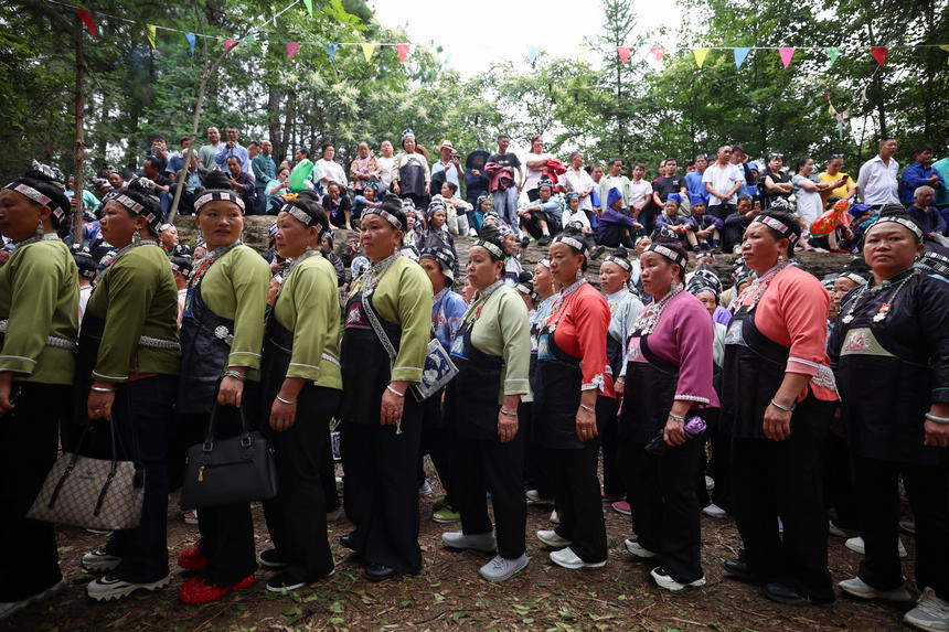 村民在“爬坡節”現場跳蘆笙舞。楊勝賢攝