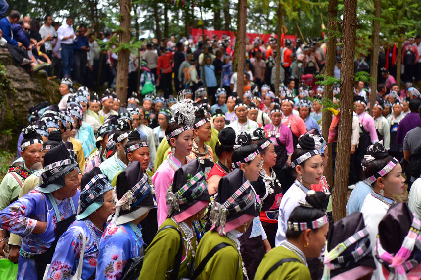 村民在“爬坡節”現場跳蘆笙舞。潘皇權攝