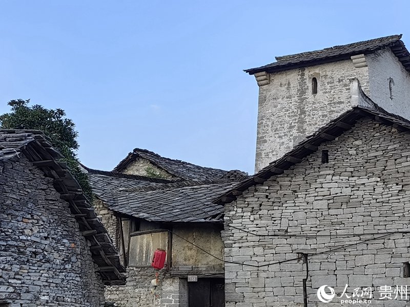 本寨的石板房。人民網 李永馨攝