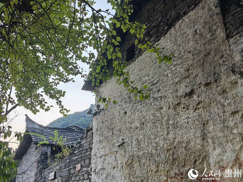 斑駁的墻壁下是歲月的痕跡。人民網 李永馨攝