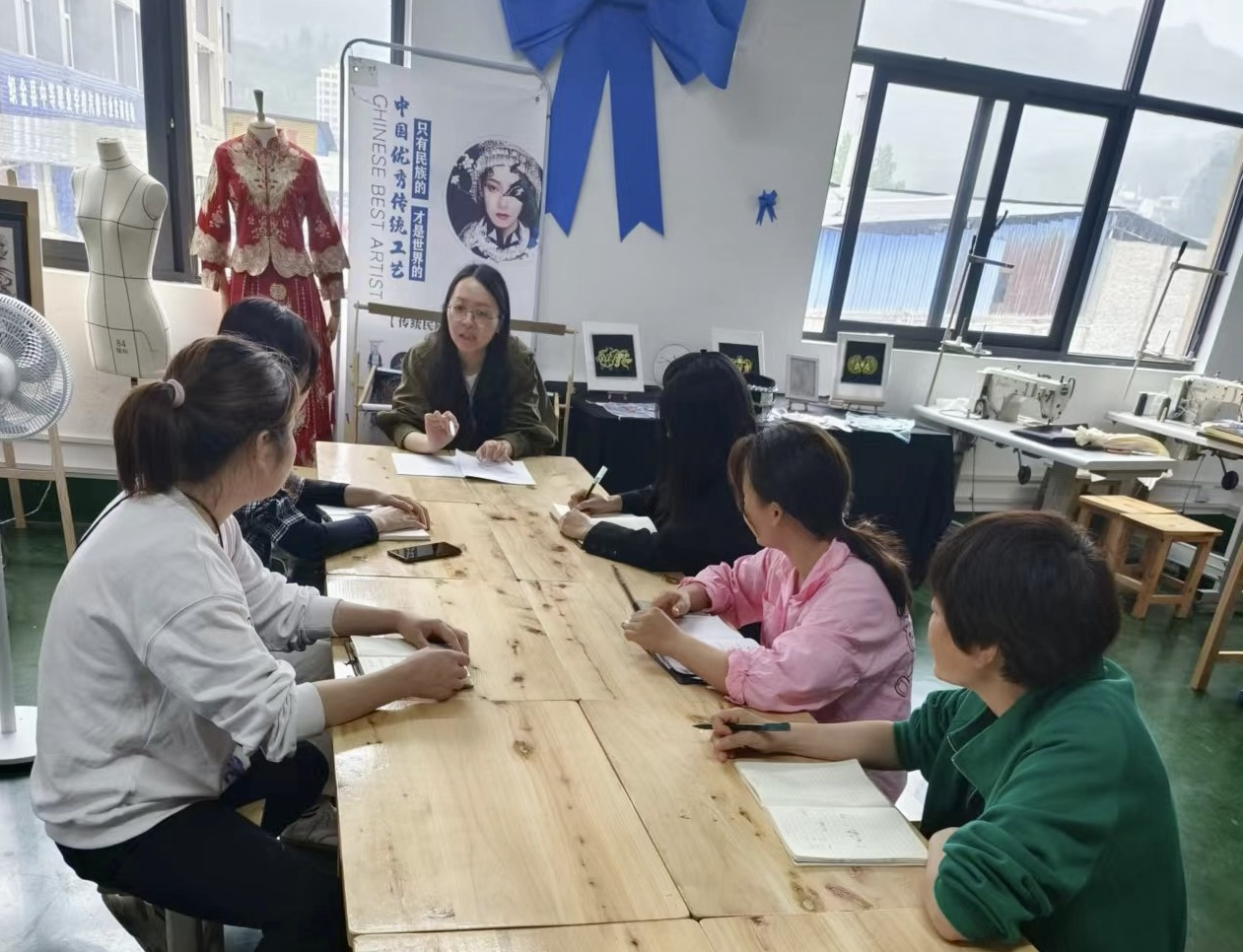2.胡睿瑩（中）組織服裝部老師開展教研活動。受訪者供圖
