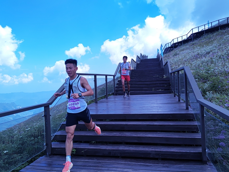 選手們在韭菜坪景區主峰馬拉松跑道前進。張春雷攝