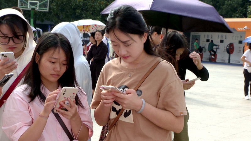 干部職工們掃描展板上的二維碼進行現場捐贈 郭振東  攝.jpg