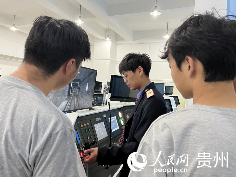 學生上實訓課。人民網 李麗萍攝