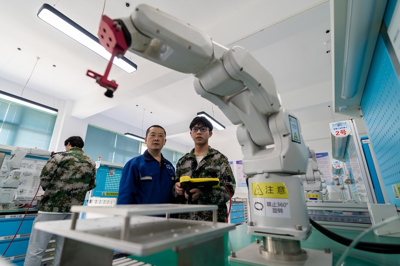 教師指導學生開展技能培訓。貴陽職業技術學院供圖