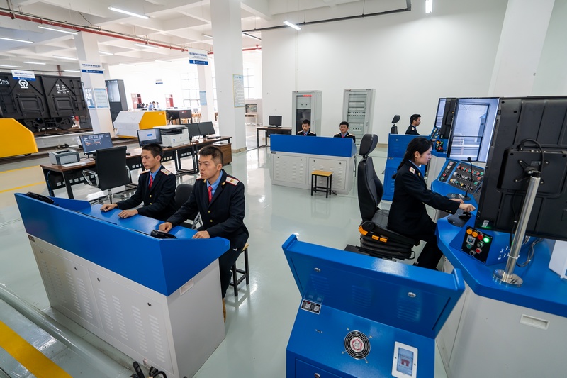 學生在實訓基地檢驗技能成果。貴陽職業技術學院供圖