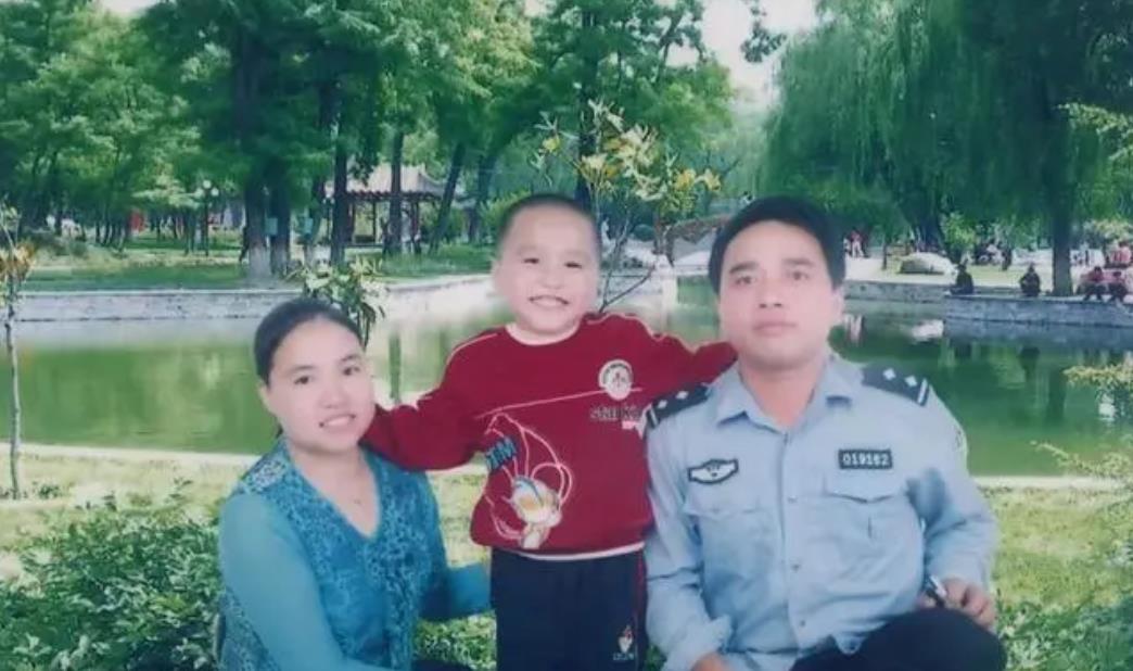 梁浩一家三口的合影。圖片由榕江縣公安局提供