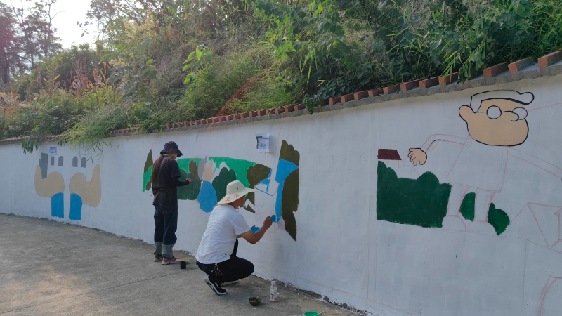 在“繪畫師”繁忙而有序的勾勒下，一幅幅精致的繪畫與墻體巧妙融合 唐世蕓 攝.jpeg