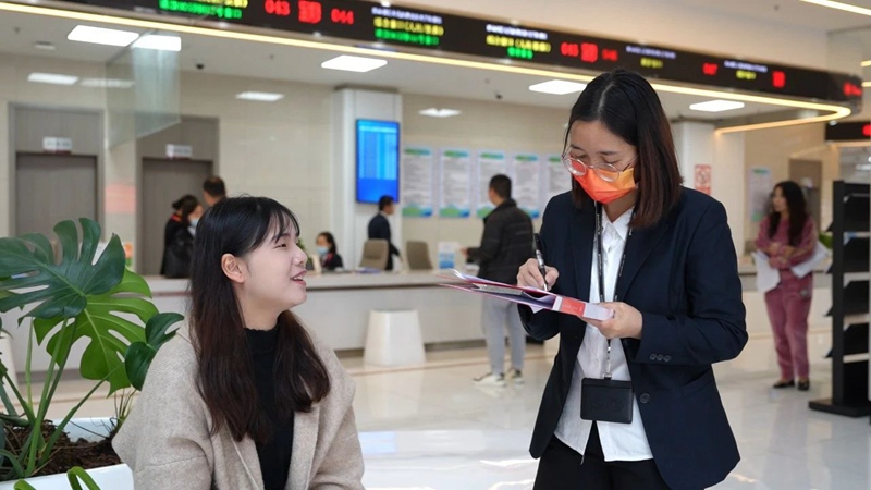 觀山湖區紀委監委監督組向群眾詳細了解觀山湖區政務大廳窗口服務情況。