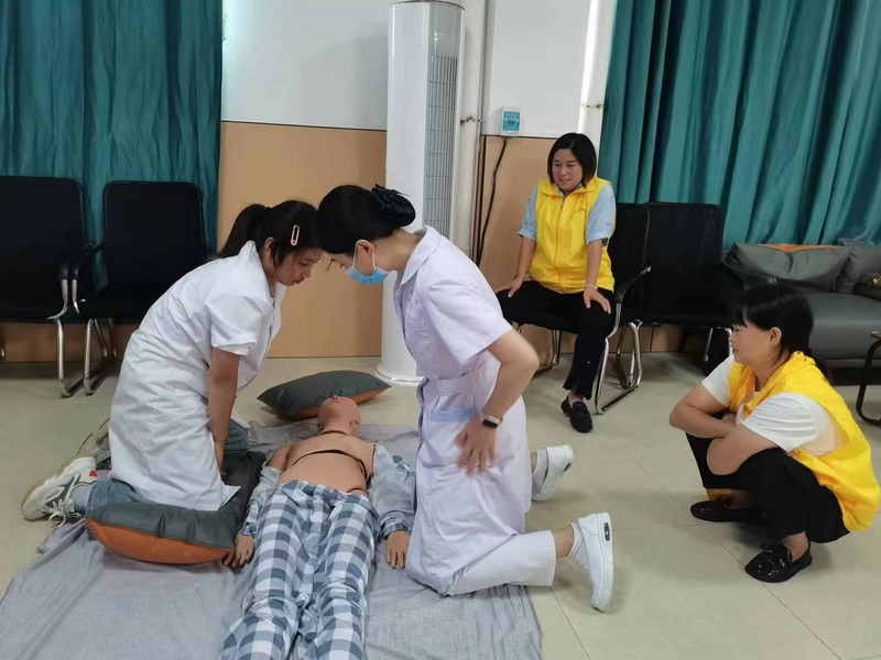 大朗組團護師在敬老院開展急救技能提升應急處理能力培訓。