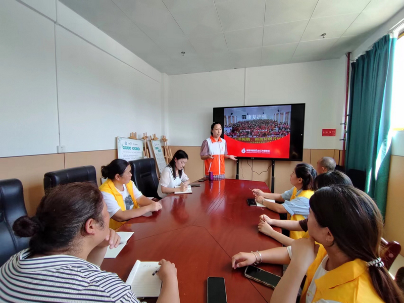 大朗組團社工在智慧養老院開展專業康復護理培訓課。