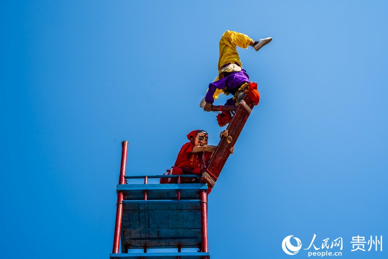 高臺舞獅。人民網(wǎng) 陽茜攝