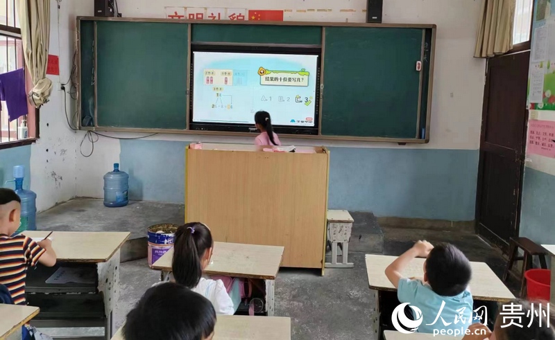 錦屏縣龍池小學(xué)學(xué)生正在使用洋蔥學(xué)園。人民網(wǎng) 陳潔泉攝.jpg