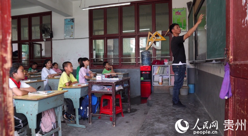 唐遠(yuǎn)正在使用洋蔥學(xué)園微課資源教學(xué)。人民網(wǎng) 陳潔泉攝.jpg