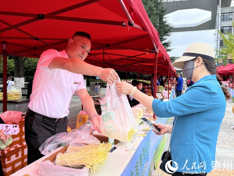 展示會現場,市民正在選購優質農產品。人民網 陳潔泉攝 .jpeg
