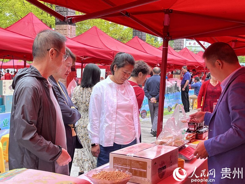 展示會現場,市民正在選購優質農產品。人民網 陳潔泉攝.jpeg