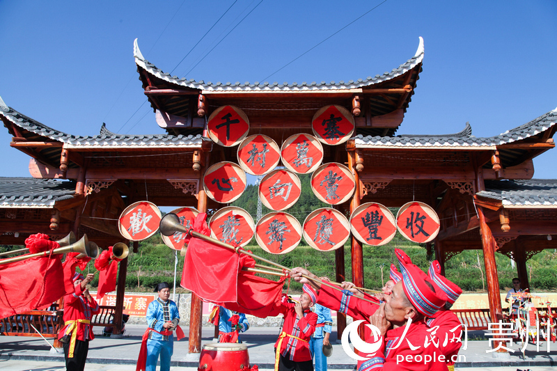 團山村文化廣場上,熱鬧的慶豐收節目展演。人民網 王秀芳攝