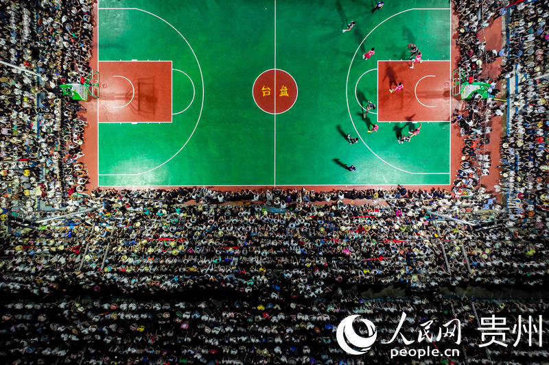 7.航拍貴州臺江縣臺盤“村BA”現場。人民網記者 涂敏攝