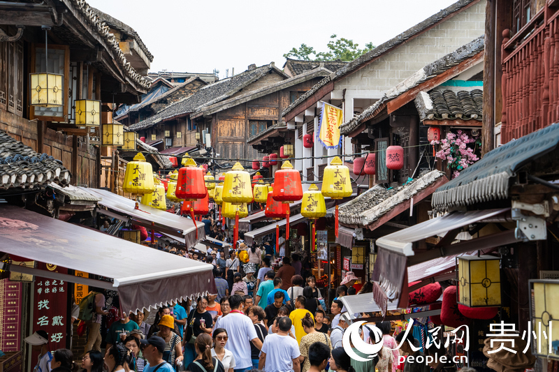 青巖古鎮游人如織。人民網 陽茜攝