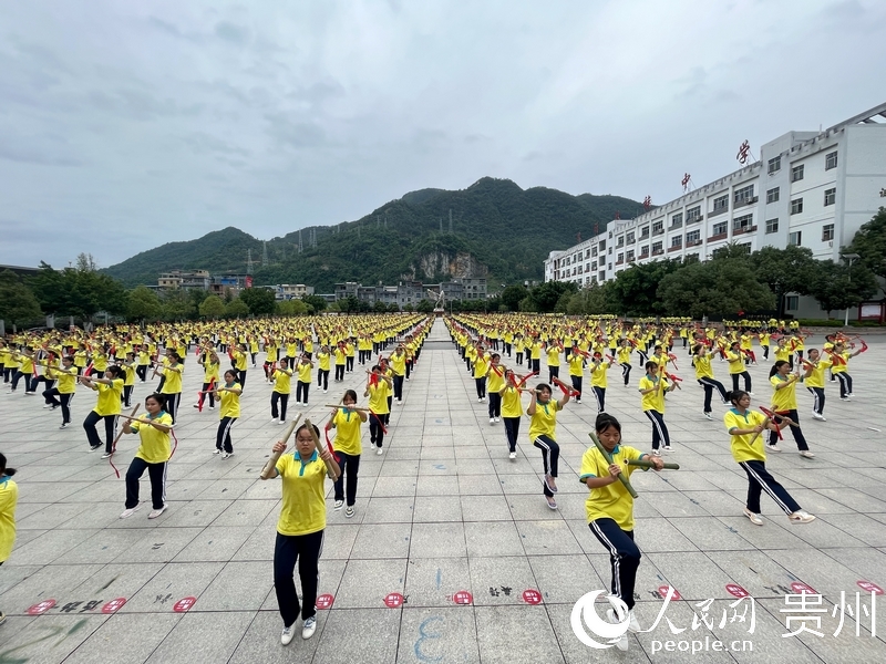 望謨民族中學的學生手持竹竿跳大課間操。人民網記者 高華攝