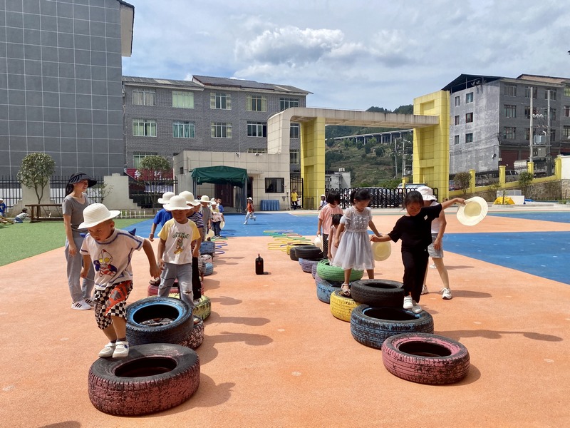 老師帶領(lǐng)孩子們開(kāi)展室外活動(dòng)。