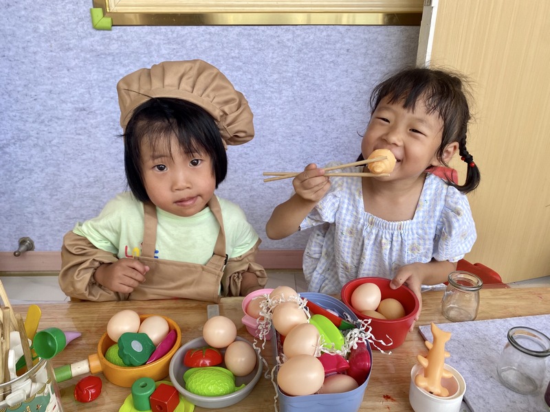 室內(nèi)玩耍的小朋友。