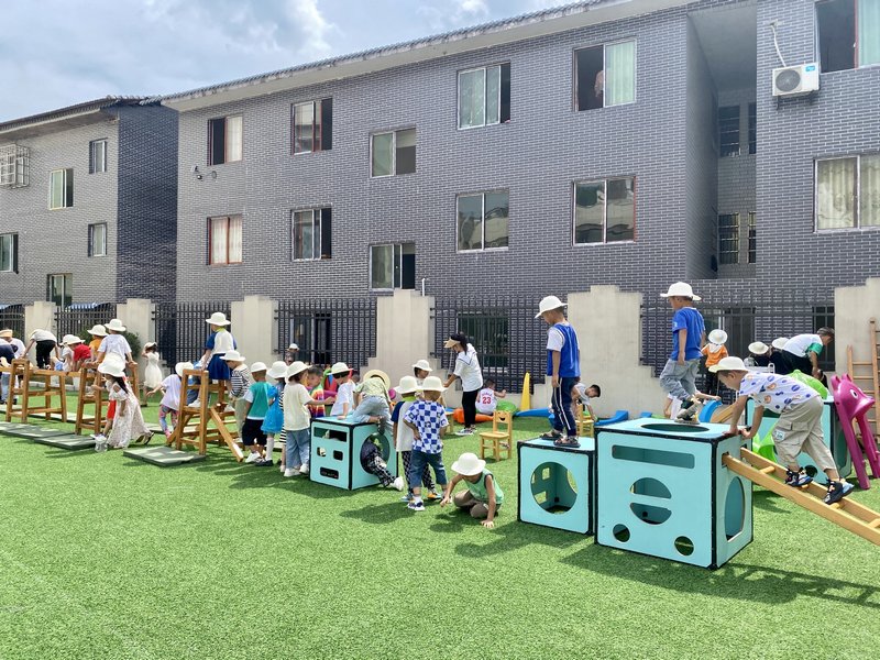 正在玩耍的小朋友。