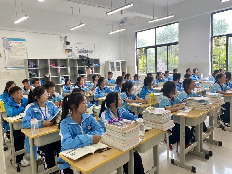 認(rèn)真聽(tīng)課的同學(xué)們。