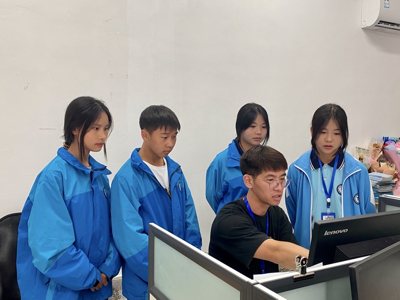 援黔老師為同學(xué)們課后解答。